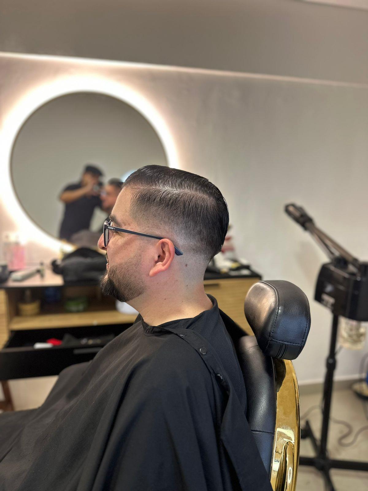 Cliente con skin fade recién hecho en el estudio