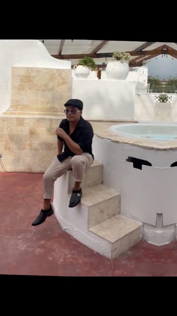 Felo en una casa con jacuzzi durante un servicio a domicilio