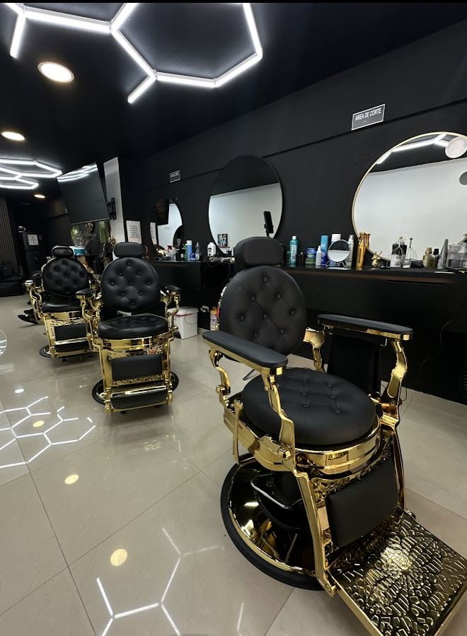 Sillas de barbero negras y doradas del estudio